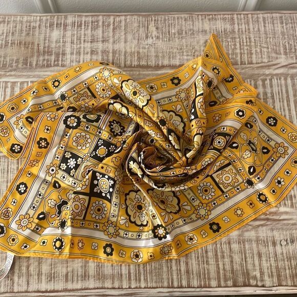 Vintage flowered scarf - Picture 1 of 3